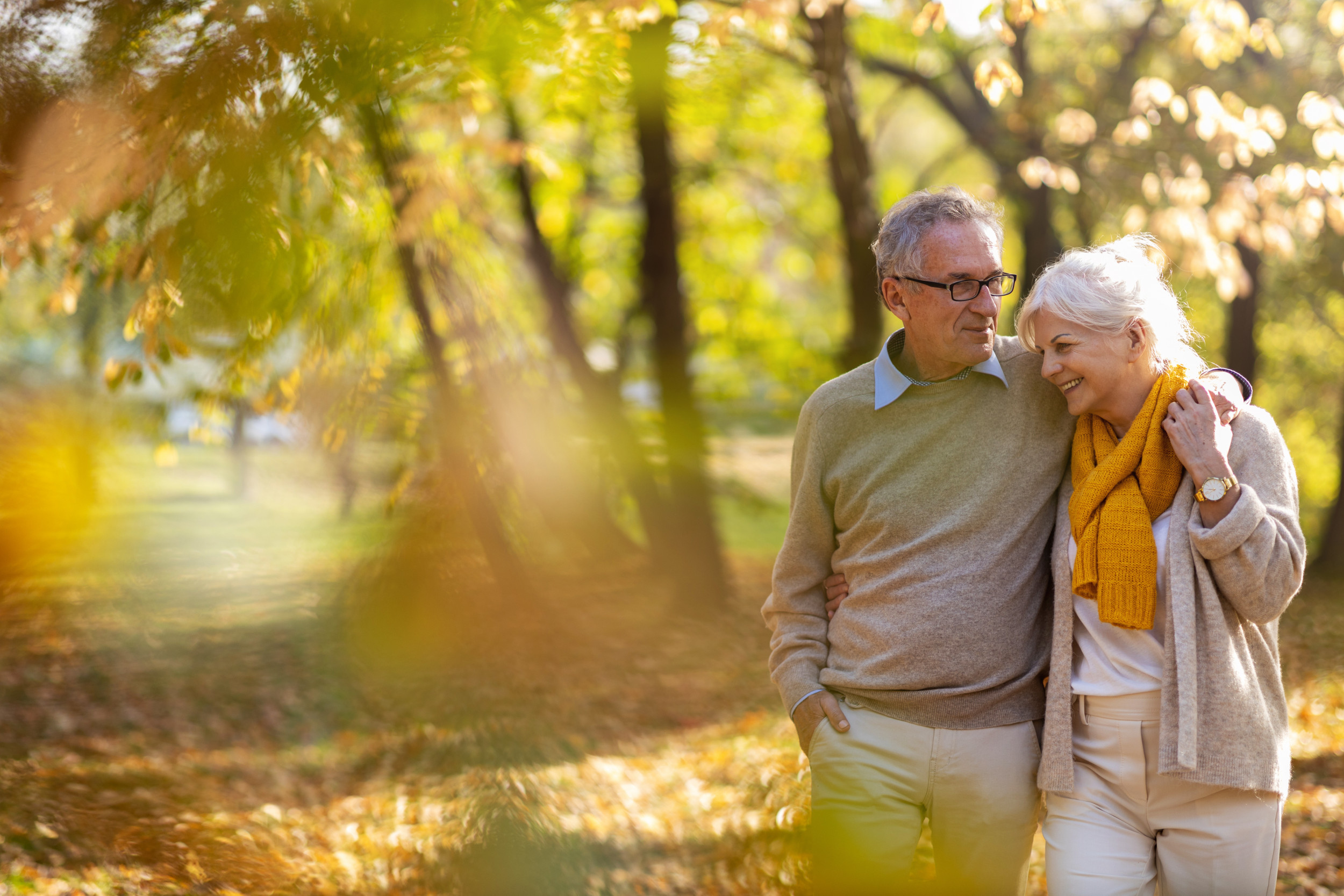 Who are seniors. Пожилая пара в парке осенью. Парк для пенсионеров. Счастливая пожилая пара фото. Осень парк пожилая пара.