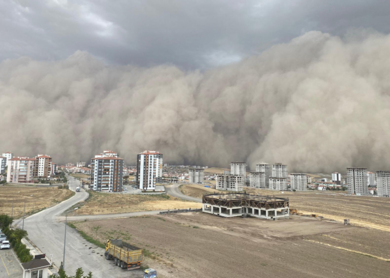 Dust storm hits Akara, Turkey