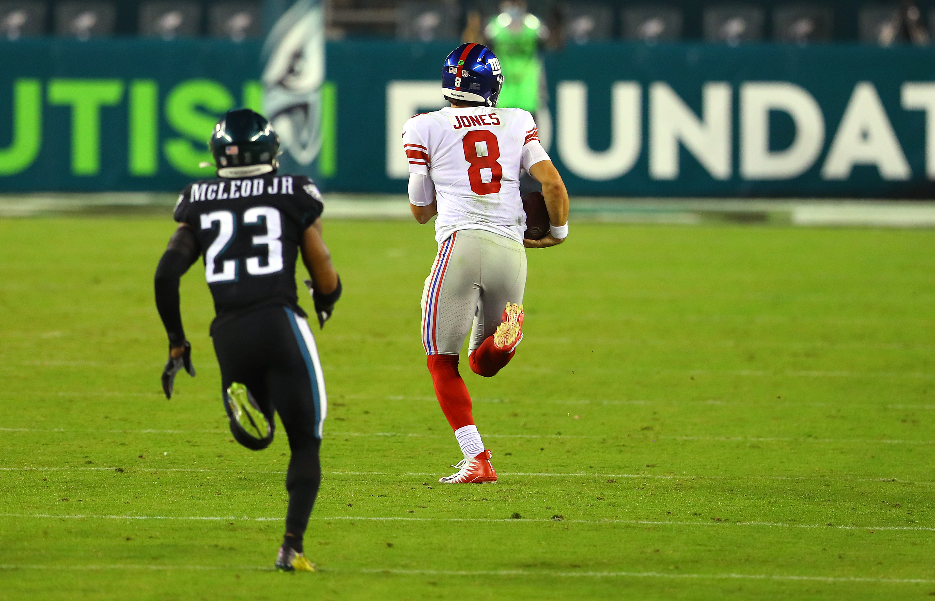 Patrick Mahomes, Other NFL Players React to Daniel Jones Tripping