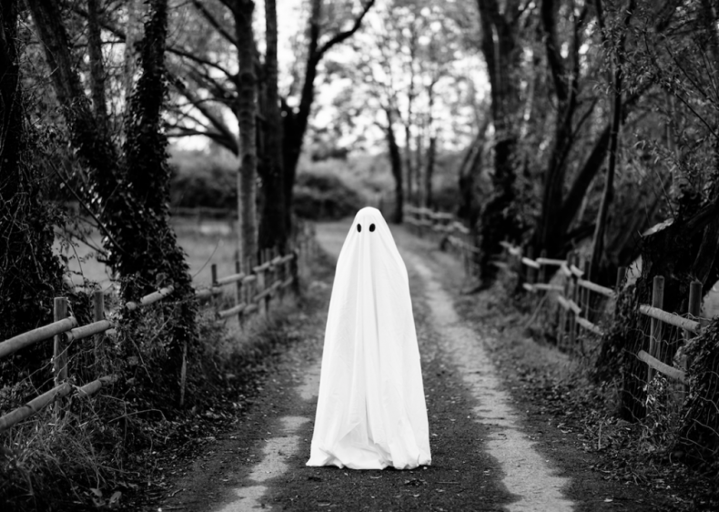 1750s–1850s: Ghosts in burial shrouds form today’s bed-sheet ghosts
