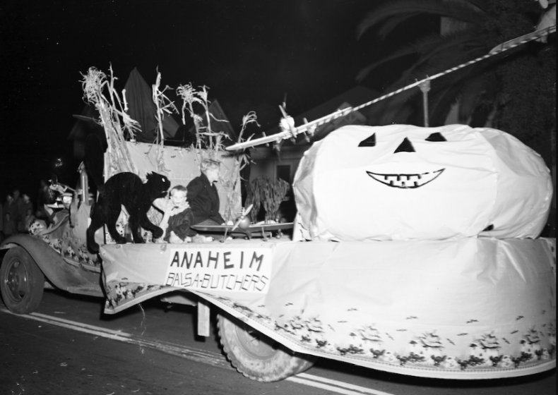 1920s–1930s: Parades become incorporated into celebrations