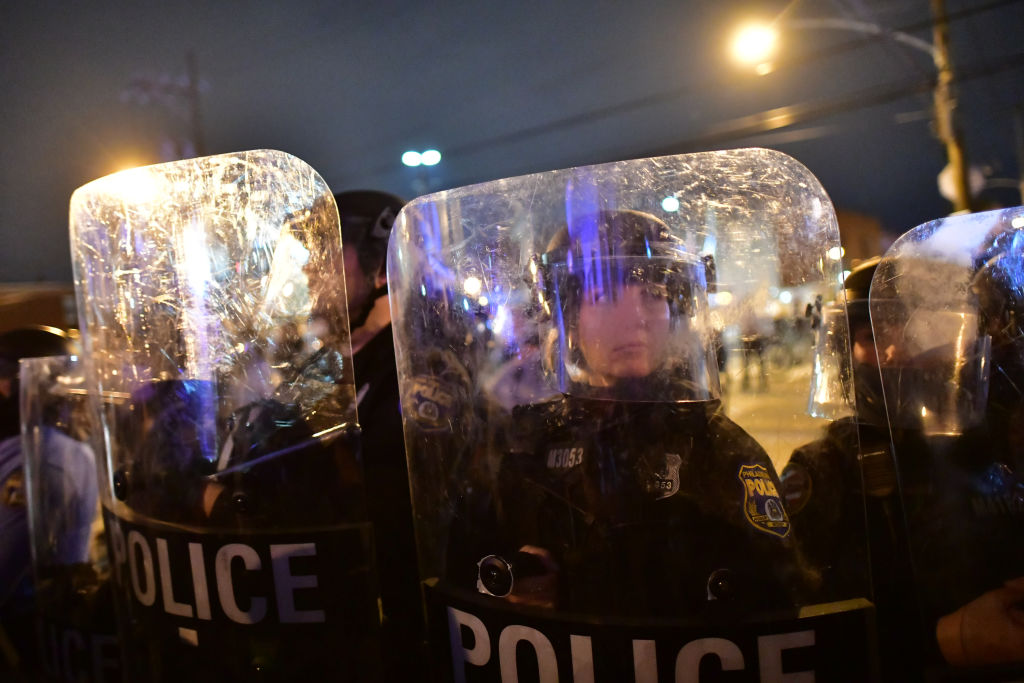 Philadelphia Man Proposes to Girlfriend as Protesters Clash With Police ...