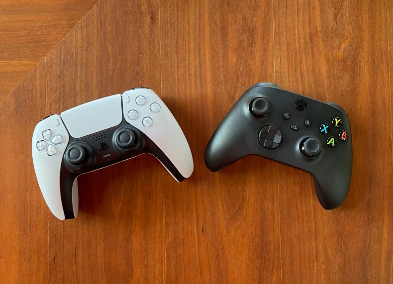 PS5 vs Xbox Series X controllers