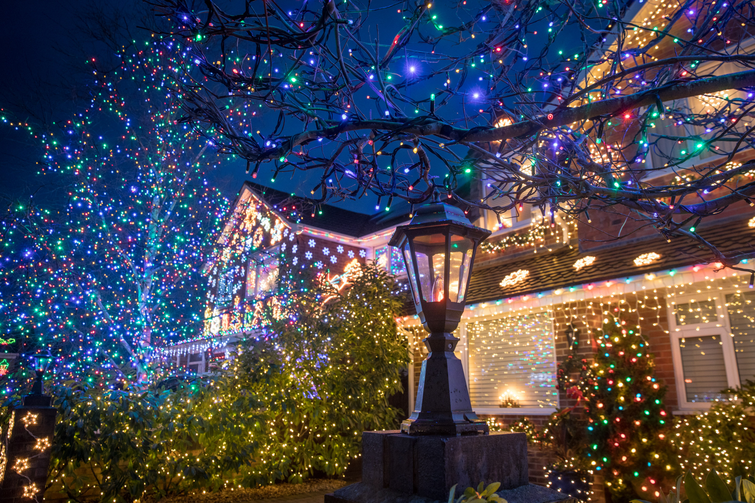 Neighbors surprise family, making sure their Christmas lights keep