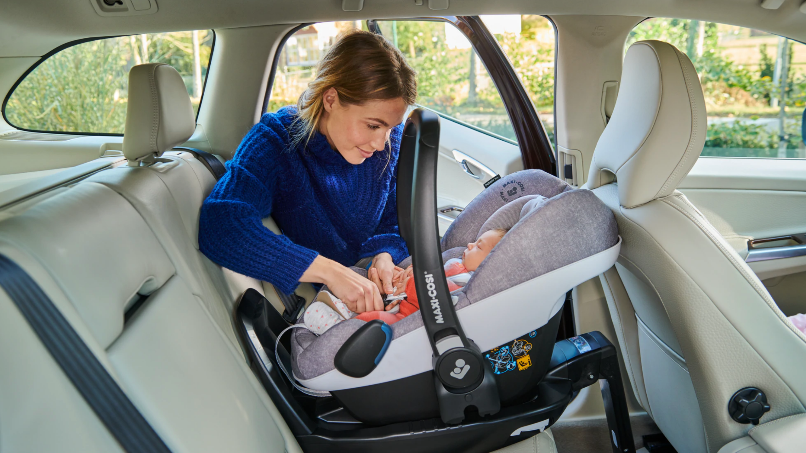 Как крепится автолюлька для новорожденных. Автокресло Maxi cosi Pebble с ребенком. Maxi cosi Family Fix 3. Автолюлька макси кози для новорожденных. Кресло макси кози в машине.