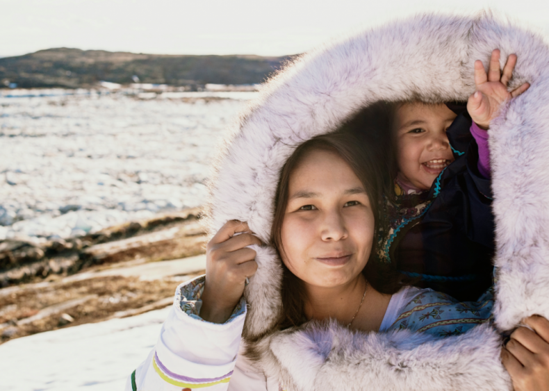 Canada: Inuits snuggle up to stay warm