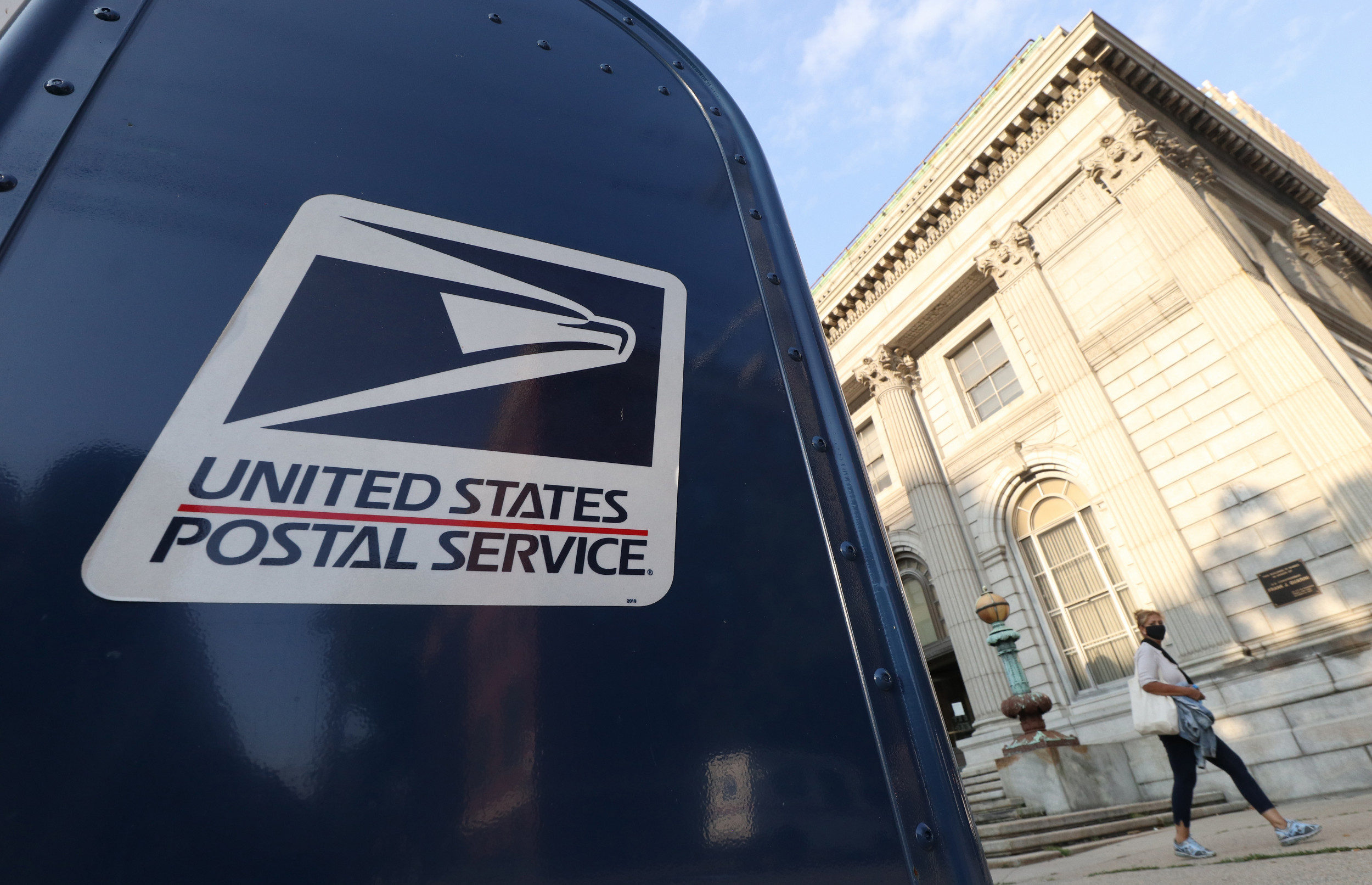 Are Post Offices Open on Christmas Day? USPS, UPS and FedEx Holiday Hours
