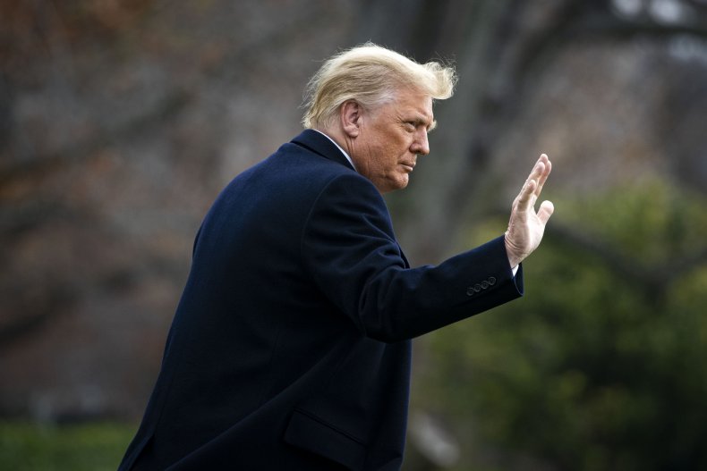 donald trump waves south lawn