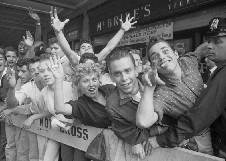 Alan Freed integrates audiences