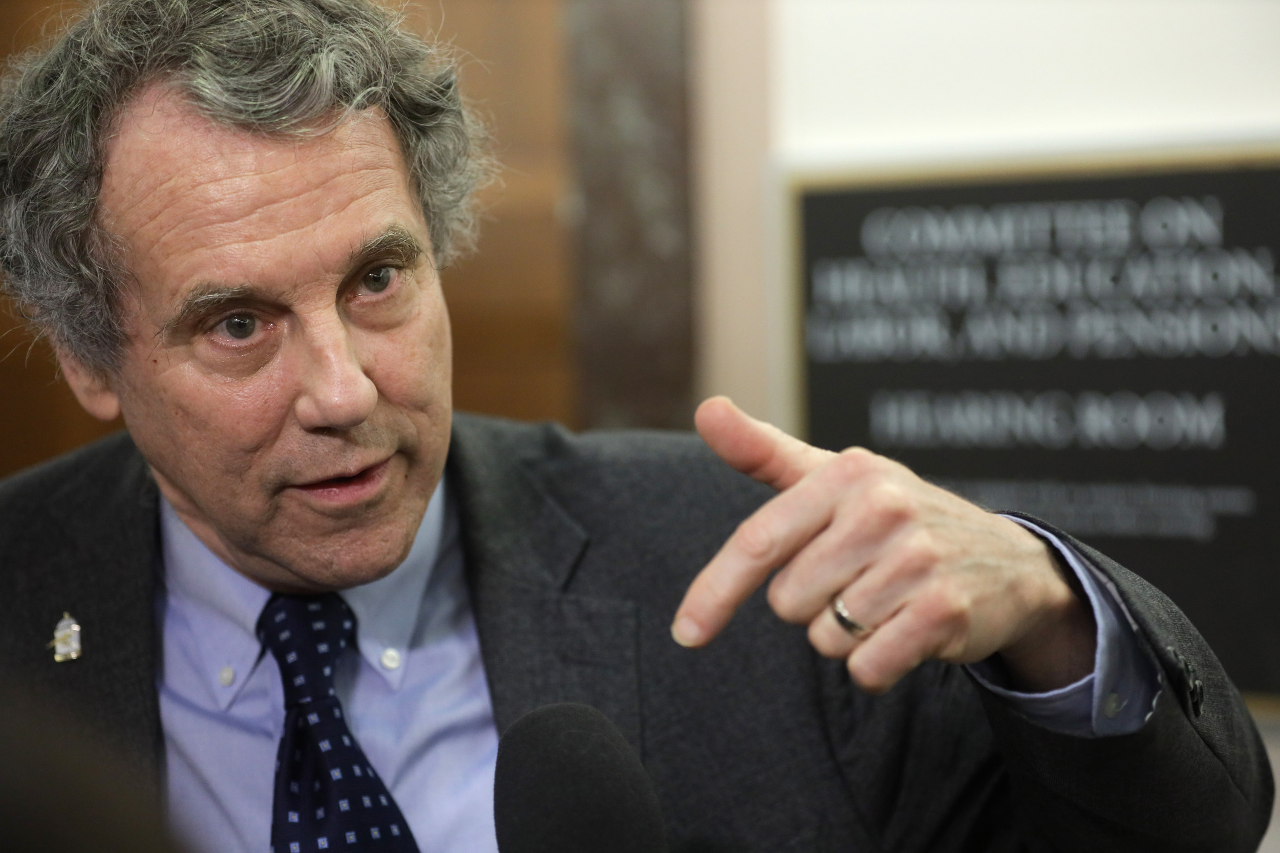 Senator Brown in Ohio joins Sanders in delaying Senate holiday by more than $ 2,000 stimulus checks
