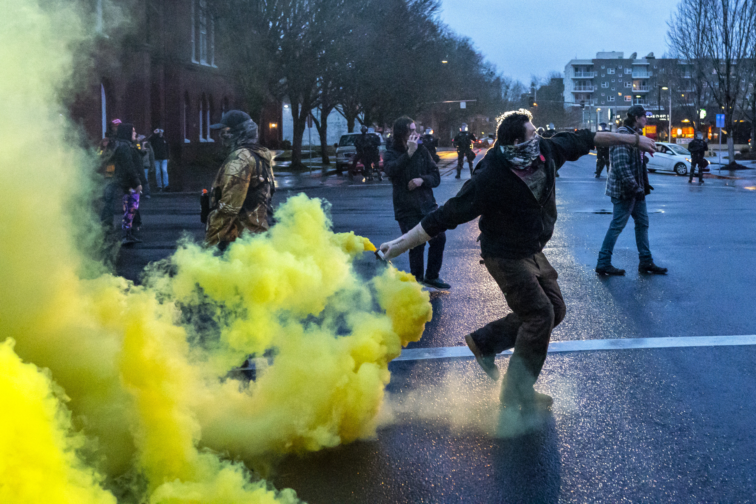 Police collide with proud boys who support Trump in Salem, Oregon, arrests made