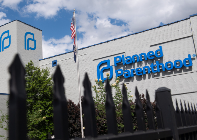 Trump defunds Planned Parenthood