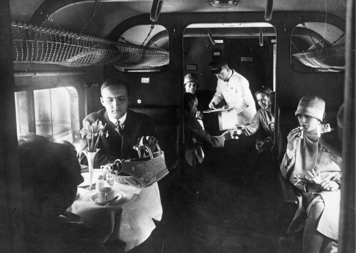 1928: First in-flight hot meal served