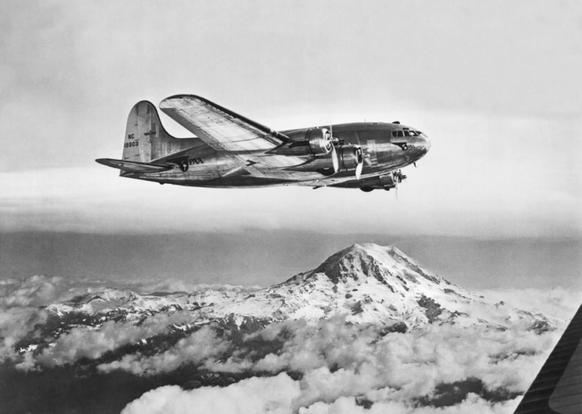 1940: Boeing flies passengers in pressurized planes