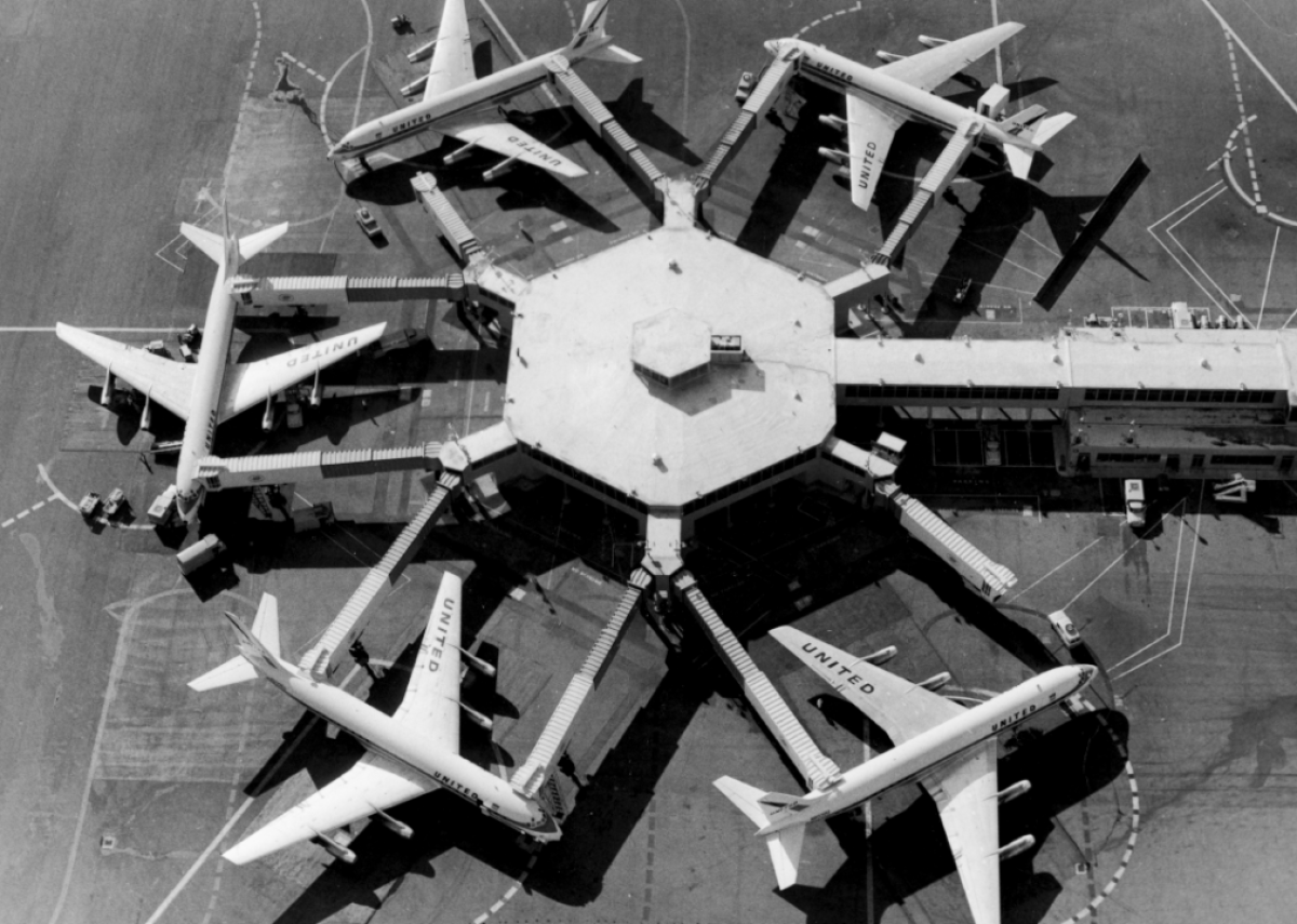 1958: Chicago O’Hare Airport tests modern jet bridge