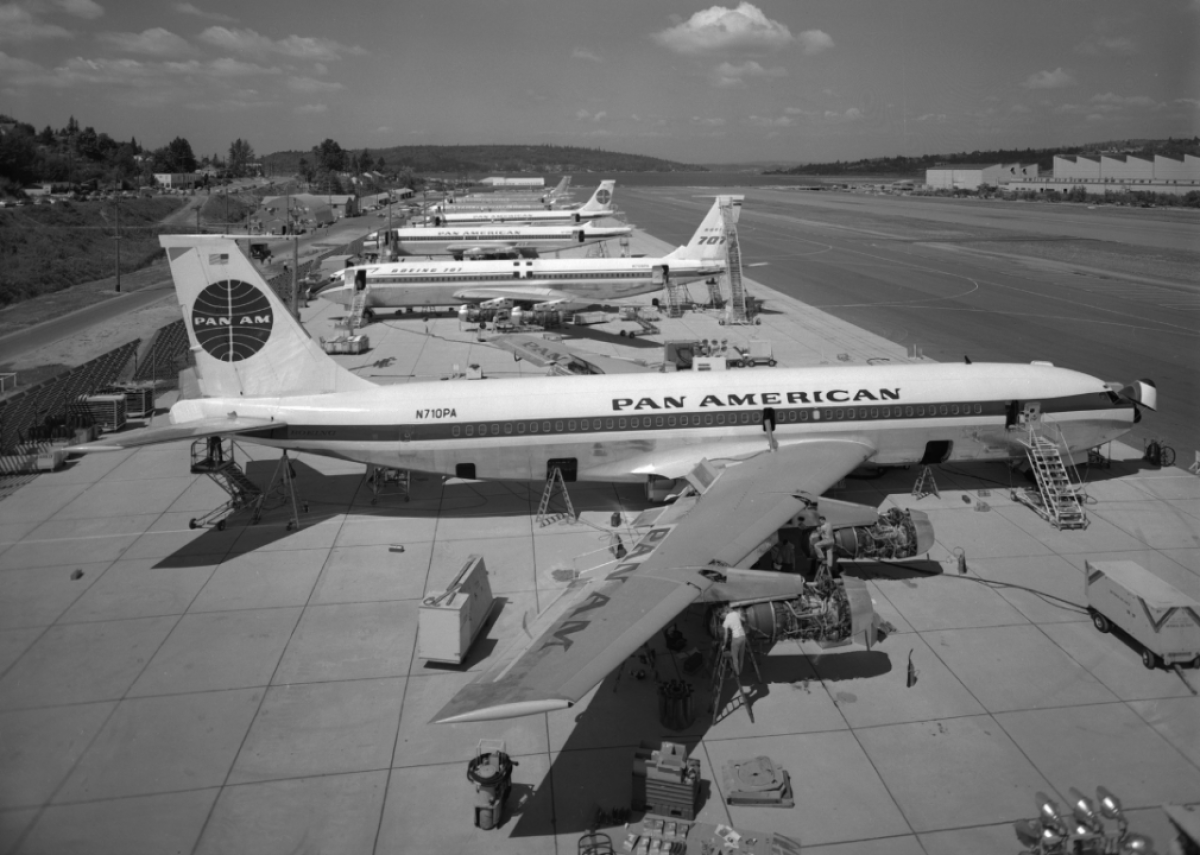 1958: Pan Am offers in-flight fine dining