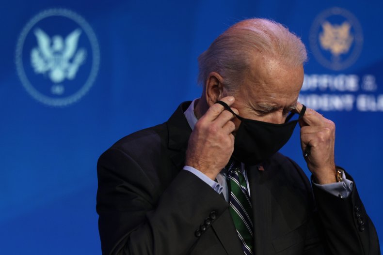 Joe Biden puts mask on