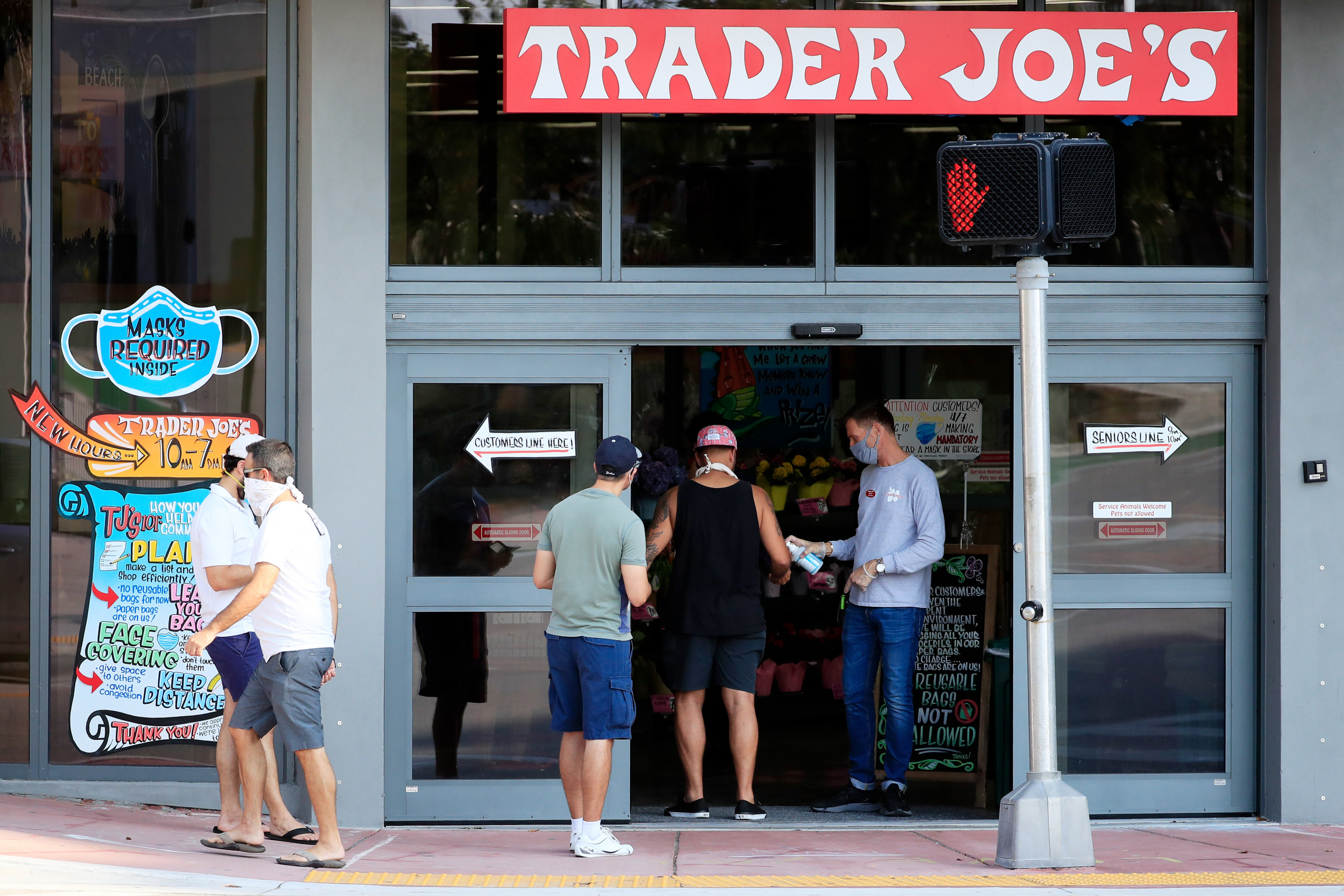 Trader Joe’s manager prevents anti-maskers from entering the watched video store 7 million times
