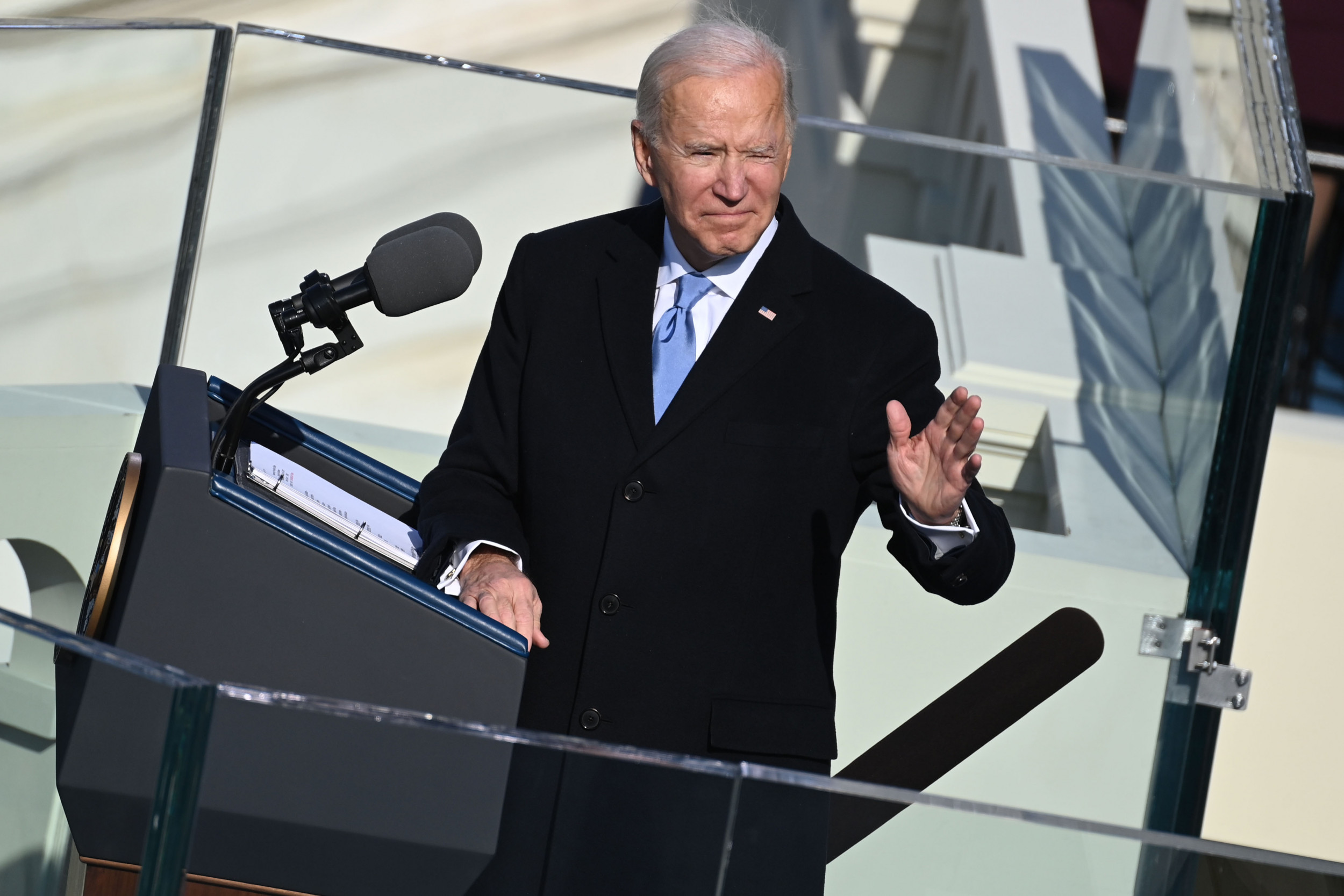 Joe Biden Calls Surprise Note Donald Trump Left for Him 'Very Generous' thumbnail