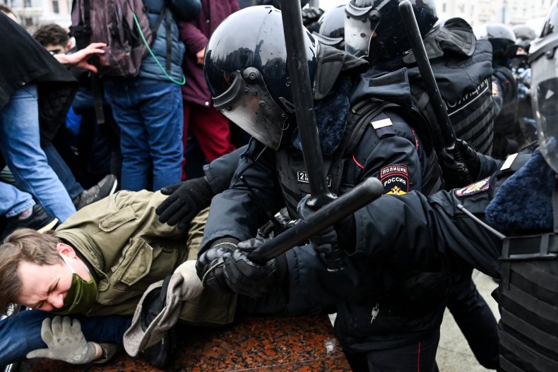 Police beat Navalny protesters in Moscow, Russia