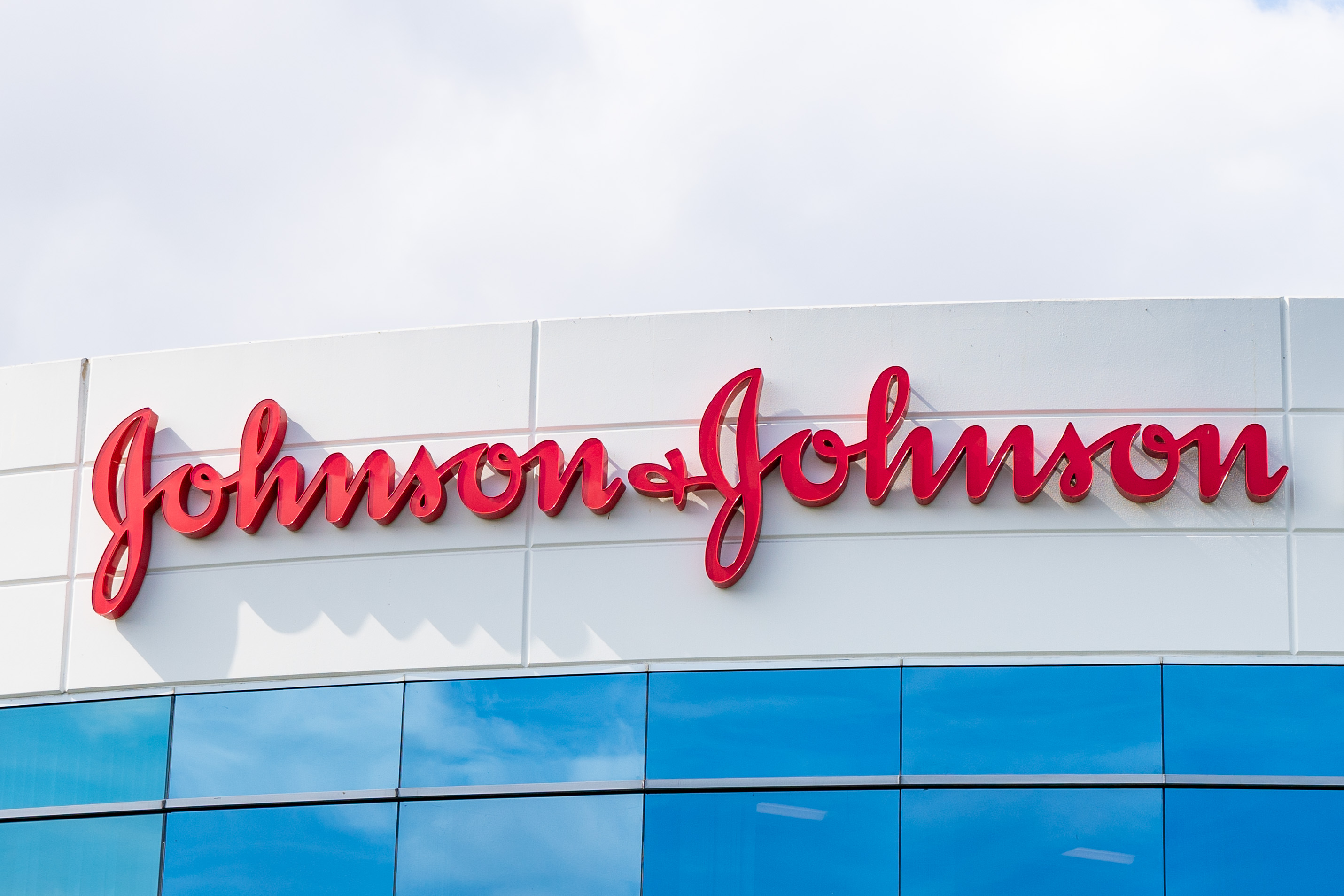 Johnson and johnson. Johnson. Компания Джонсон и Джонсон. Johnson & Johnson (JNJ). Джонсон и Джонсон бренды компании.