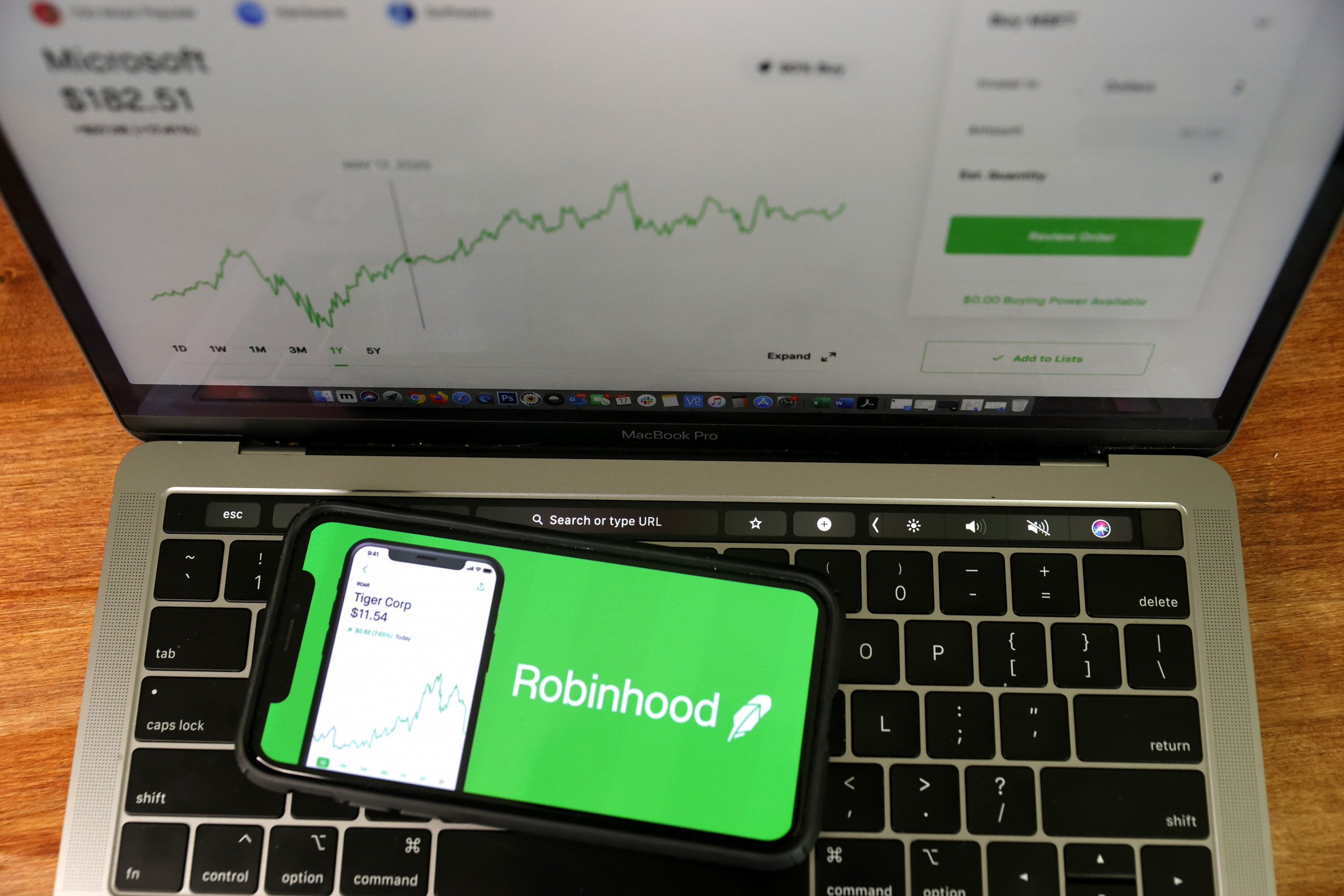 Robinhood, Reddit App Downloads Surge as Investors Take on Wall Street