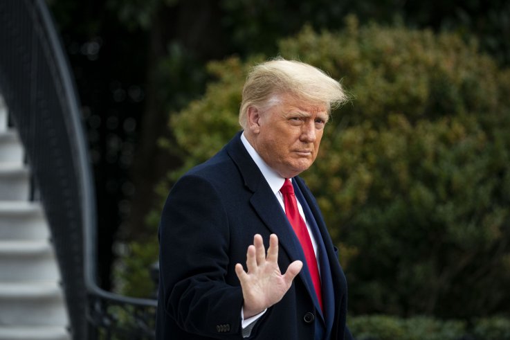 Donald Trump waving