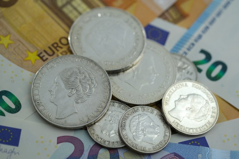 Currency global debt