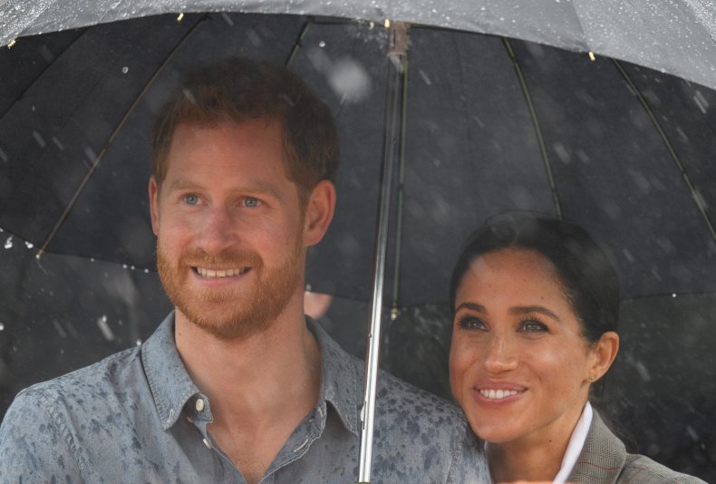 Prince Harry, Meghan Markle Shelter From Rain