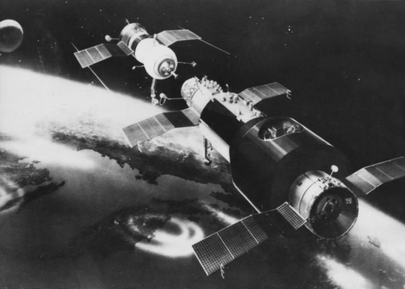 1971: First spacecraft links to space station