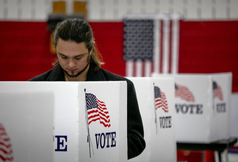 Un électeur vote aux élections du Michigan 2020