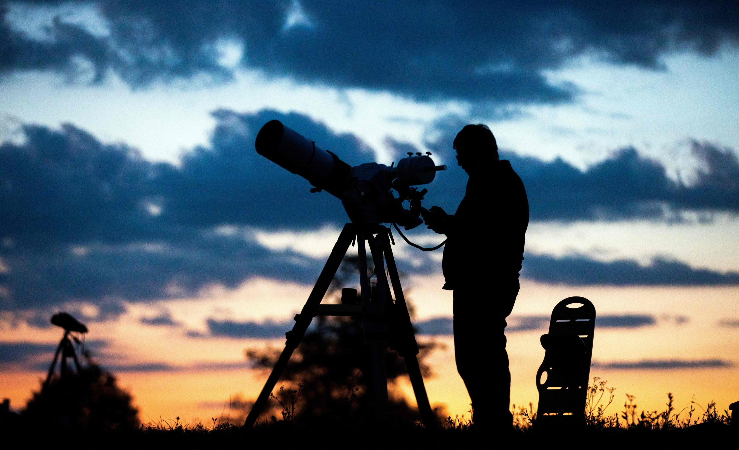 Как настроить телескоп на луну. Телескоп строители. Мама и сын телескоп. Astronomer meaning