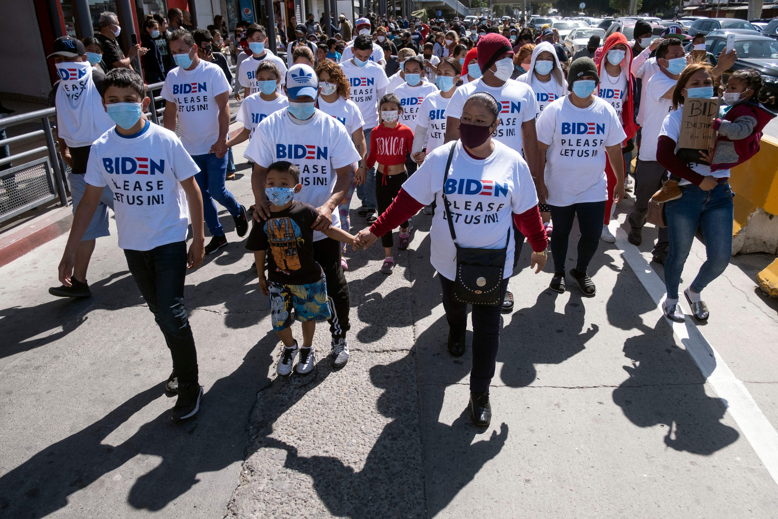 Texas Guard Deployed As Migrants Some In Biden T Shirts Flood Border States Newsweek 8048