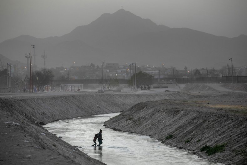 Migrants crossing U.S.-Mexico border near Ciudad Juarez