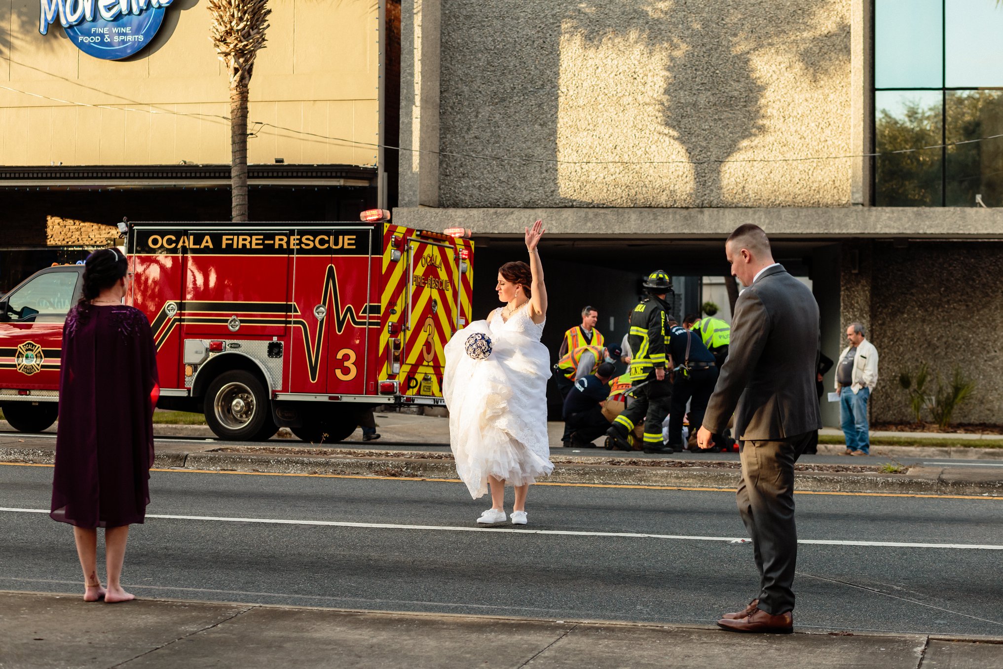 Помог сбежать невесте от жениха. Остановите свадьбу. Свадьба которую прерывают. Девушка выбегает на дорогу в свадебном платье. Сбежавшая невеста яйца.