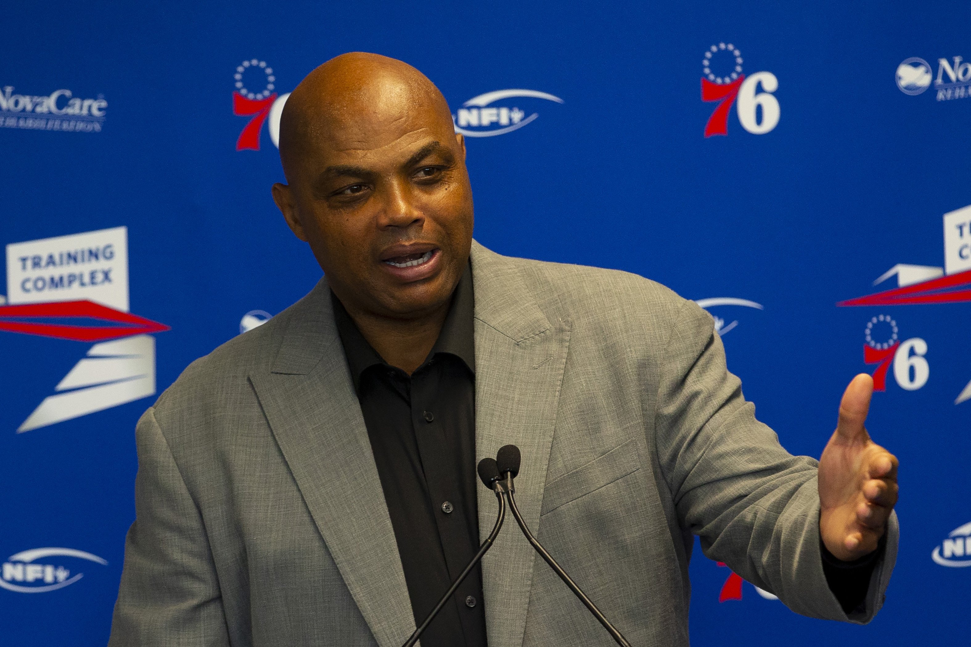 Charles Barkley Says Politicians 'Divide' Black, White and Rich, Poor America thumbnail