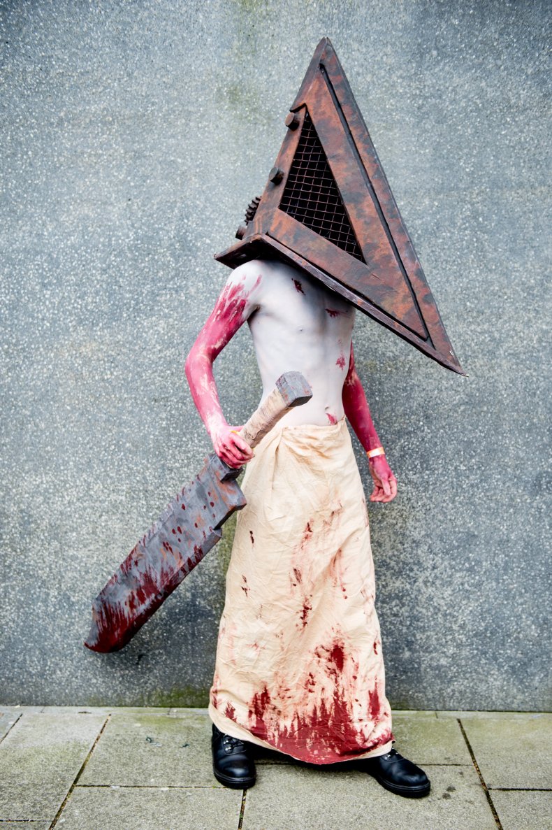 Cosplayer dressed as Pyramid Head
