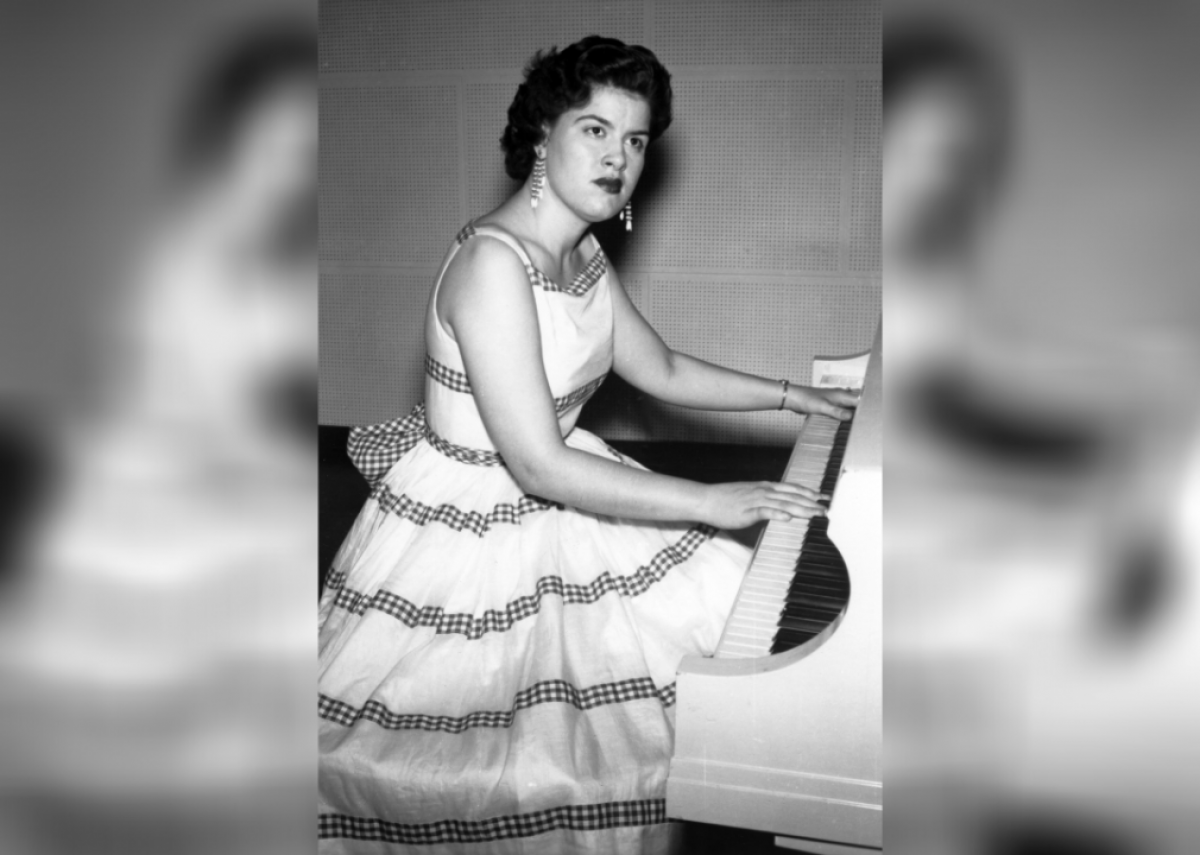 1963: Patsy Cline dies