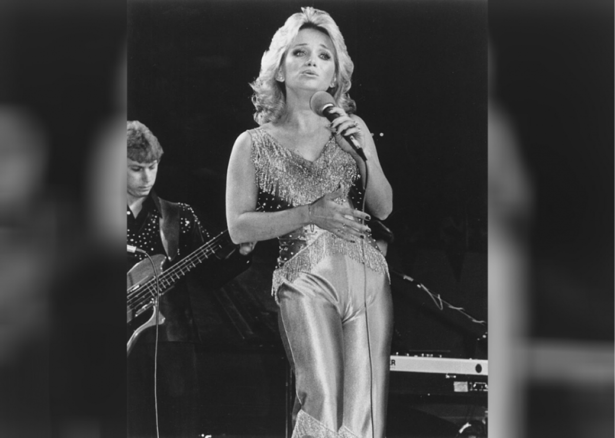 1978: Barbara Mandrell has her first #1 hit with ‘Sleeping Single in a Double Bed’