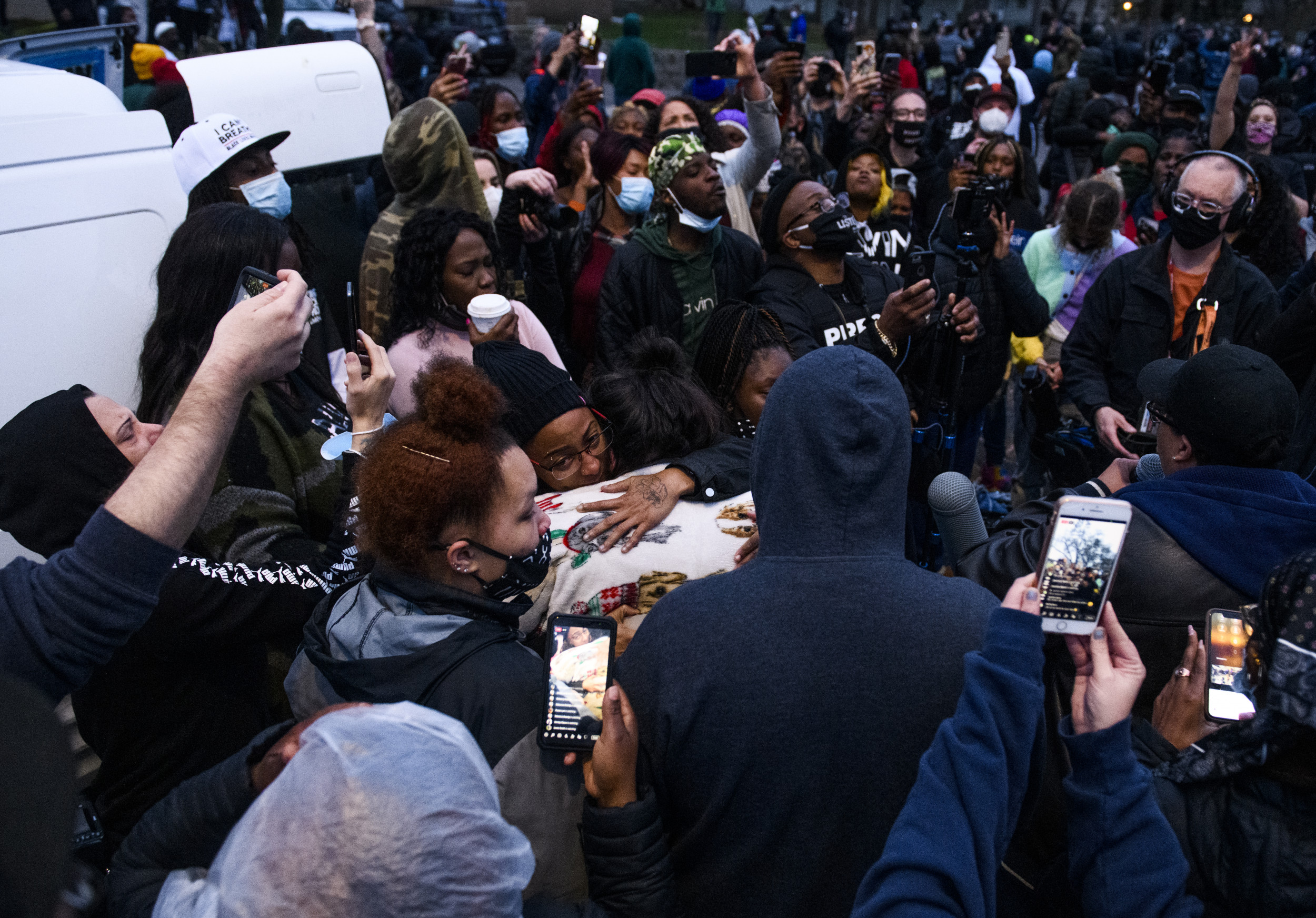 Daunte Wright Shooting Cops Deploy Tear Gas As Brooklyn Center Looters Protesters Defy Curfew 