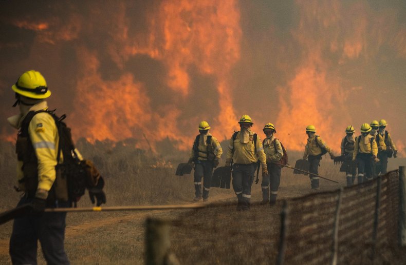 Firefighters flee from flames in Cape Town