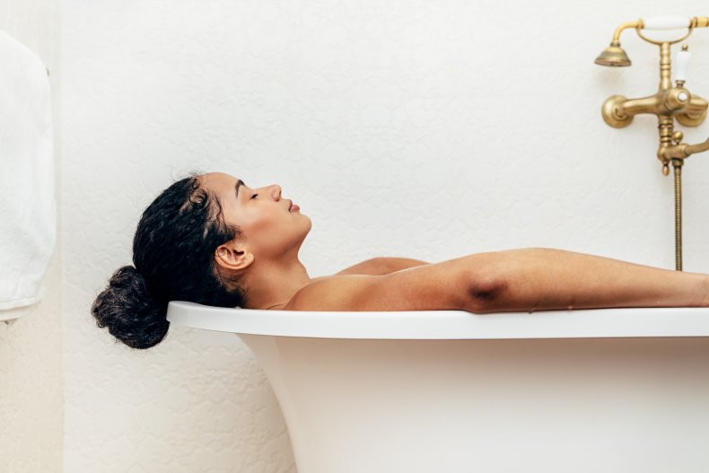 Woman relaxing in the bath 