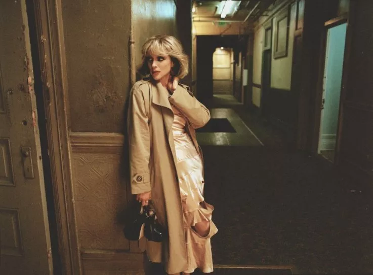 Annie Clark em centro da imagem, vestida com a persona do album, Candy Darling, uma atriz e mulher trans norte-americana - Otageek