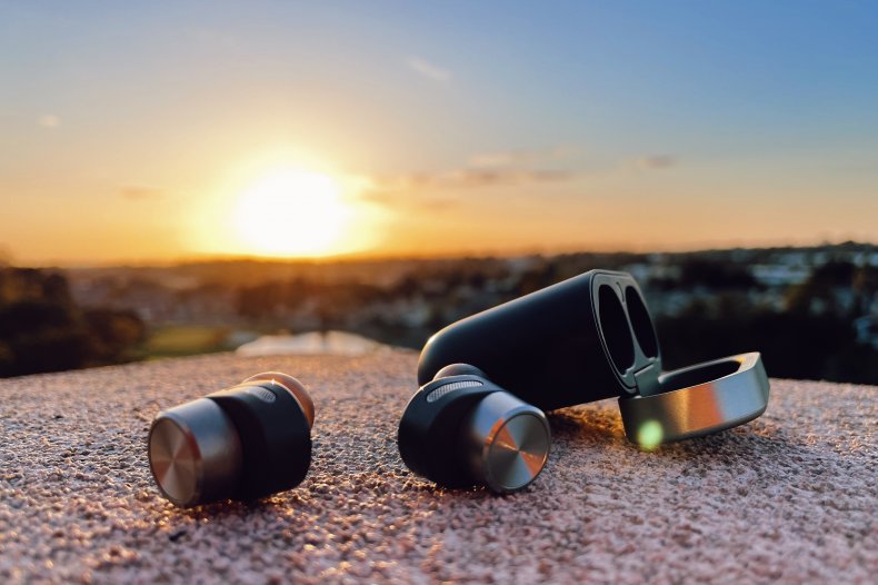 Bowers & Wilkins PI7 earbuds