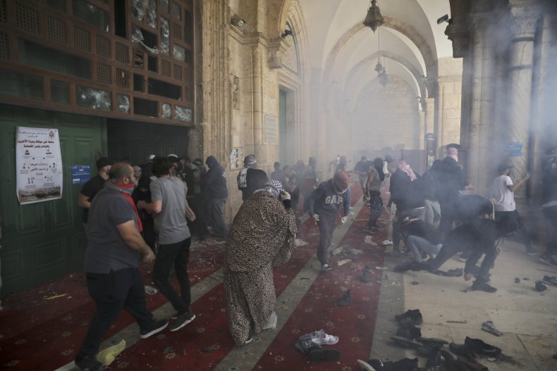 Netanyahu Spokesman Claims Palestinians Planned Protest at
Al-Aqsa Mosque Where Over 300 Injured 2 Palestinians Al Aqsa Mosque