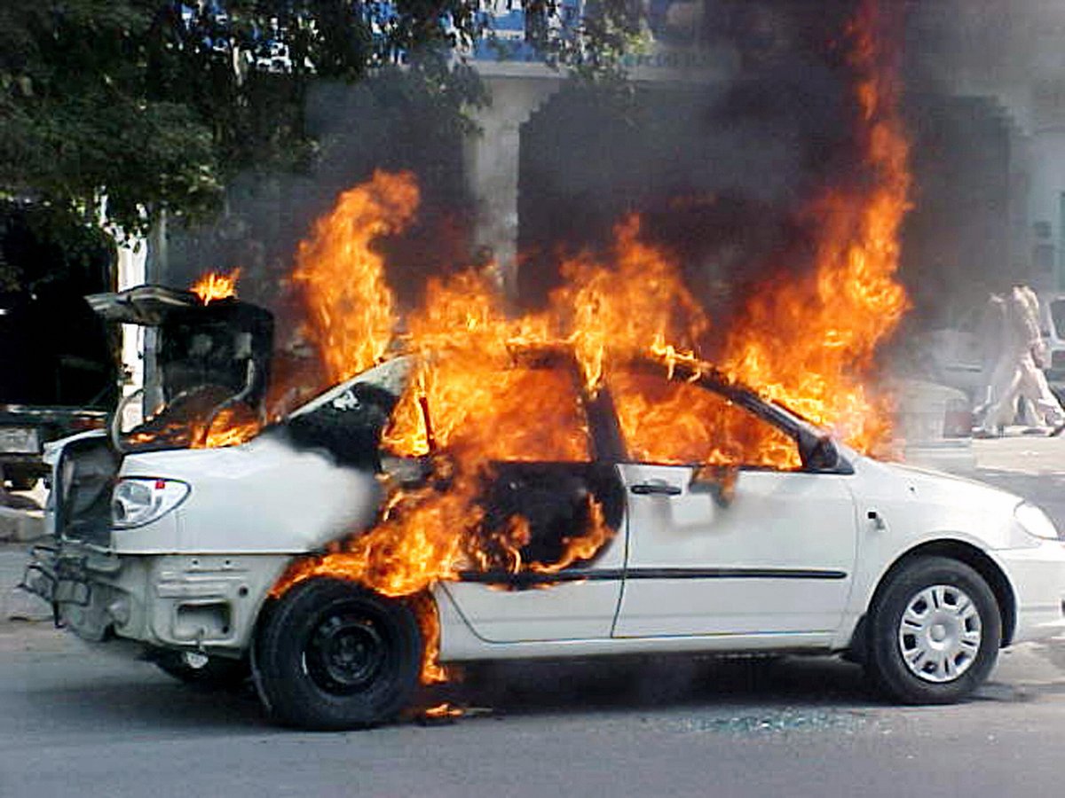 woman car vehicle explosion gasoline ignite fire