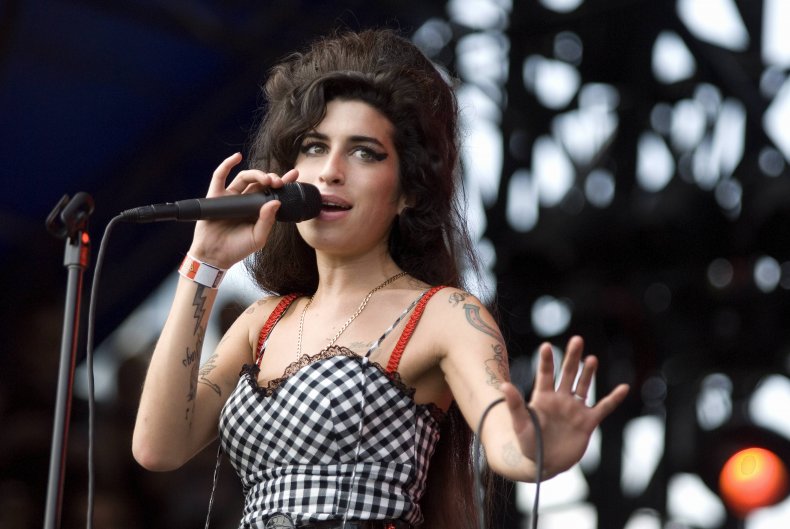 Amy Winehouse performing
