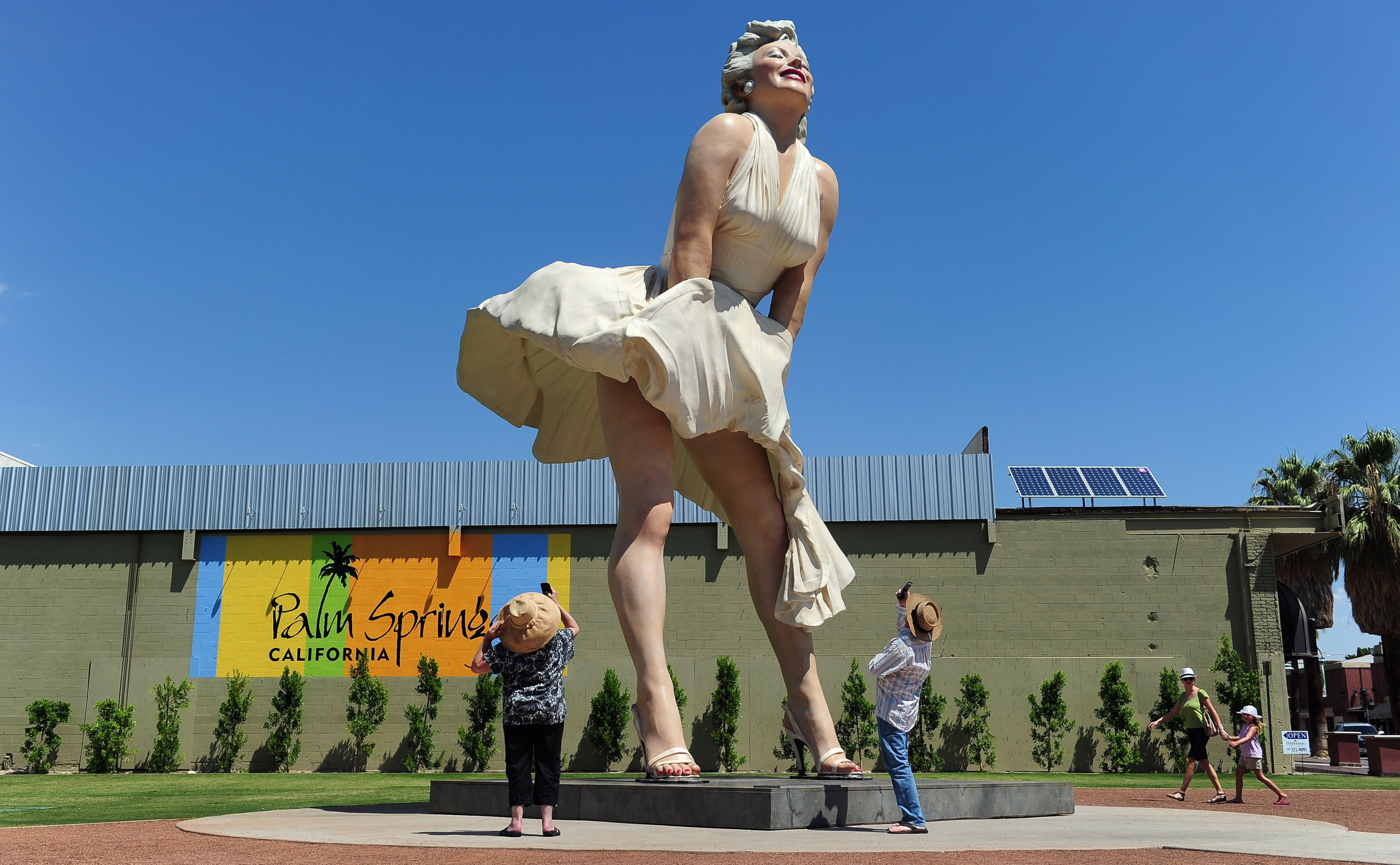 Huge Marilyn Monroe statue draws protest in Palm Springs – East Bay Times