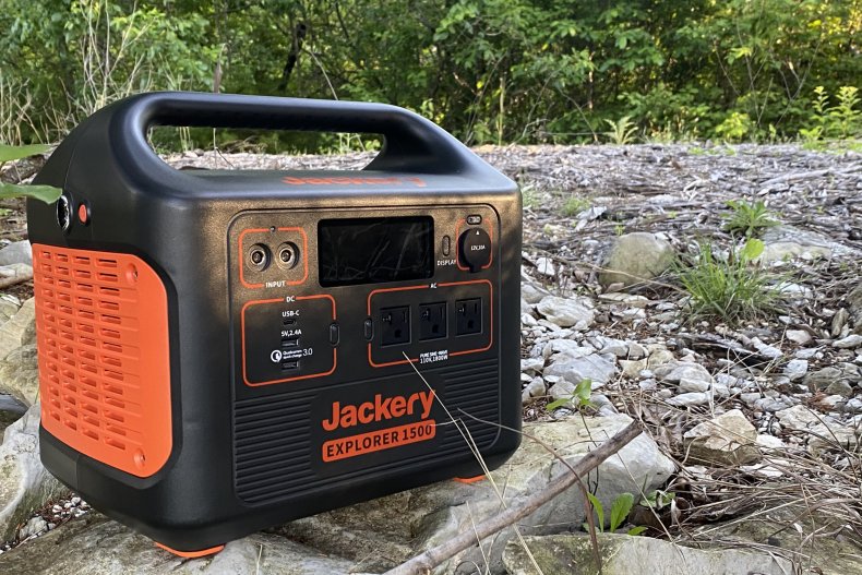Jackery 1500 Solar Generator LCD data display