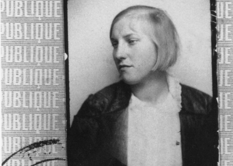 1927: A relationship with the 'Girl Before a Mirror'
